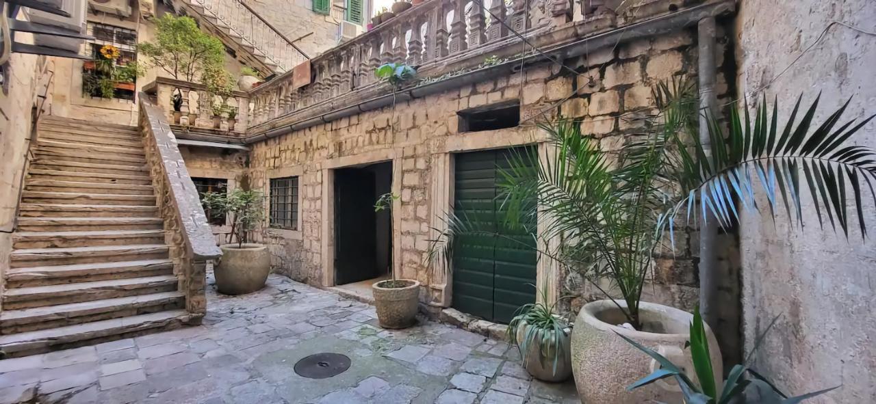 Cozy 2 Bedroom Apartment In Antique Bizanti Palace Κότορ Εξωτερικό φωτογραφία